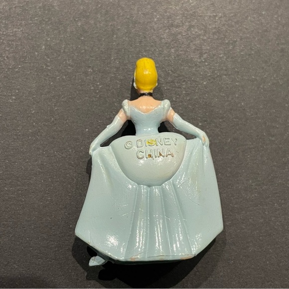 Vintage Walt Disney’s Once Upon A Time Locket Cinderella & Prince Charming - Picture 3 of 9